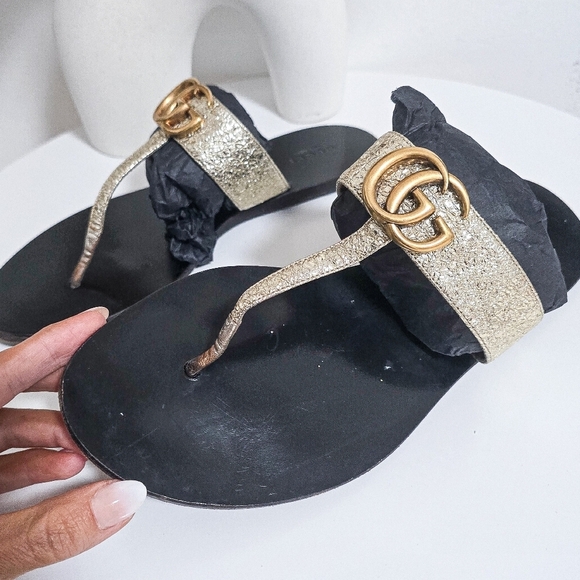 Gucci GG logo black and metallic gold thong flat sandals - Picture 9 of 13